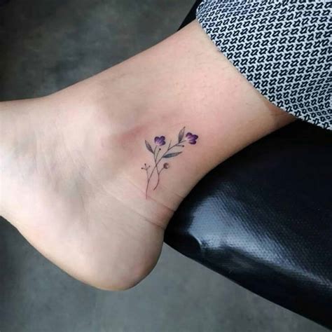 20 Ideas de tatuajes pequeños y femeninos en el pie